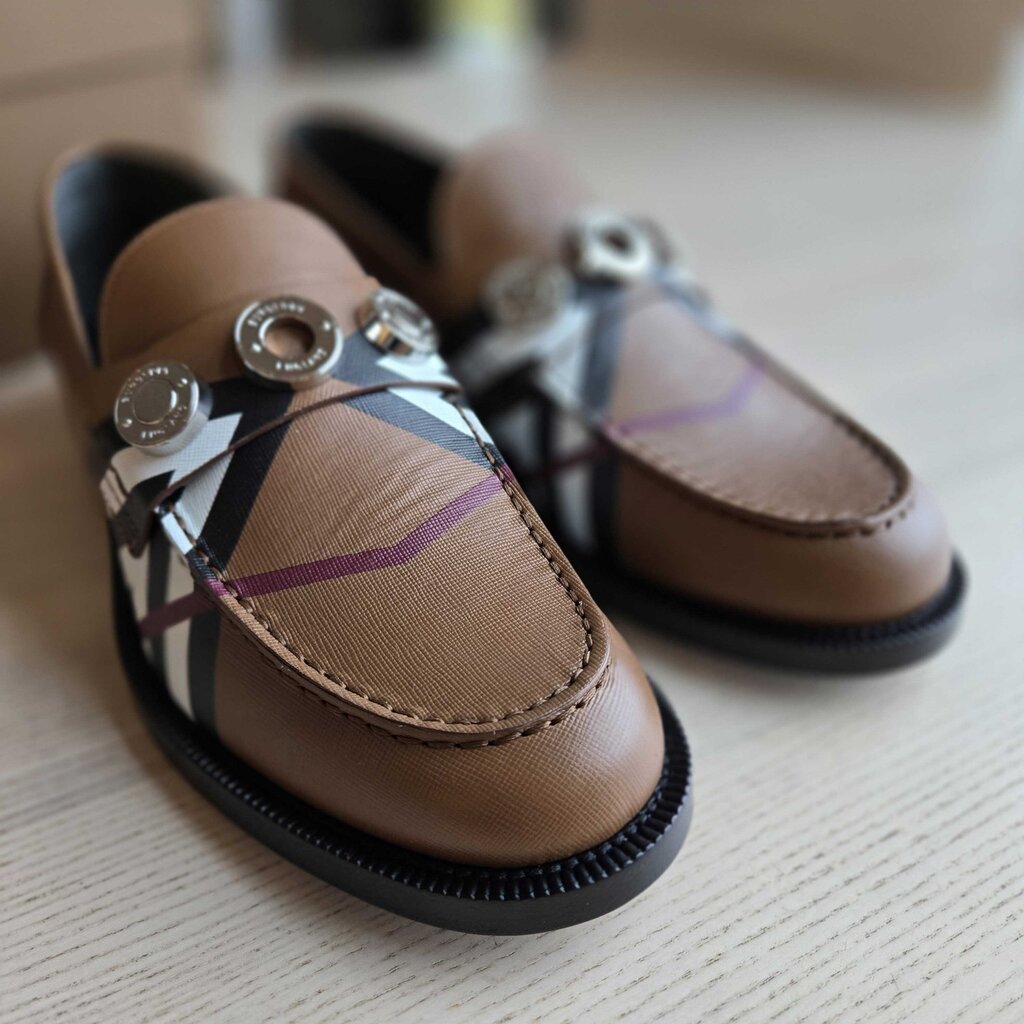 BURBERRY LOAFER SZ 41 = 10