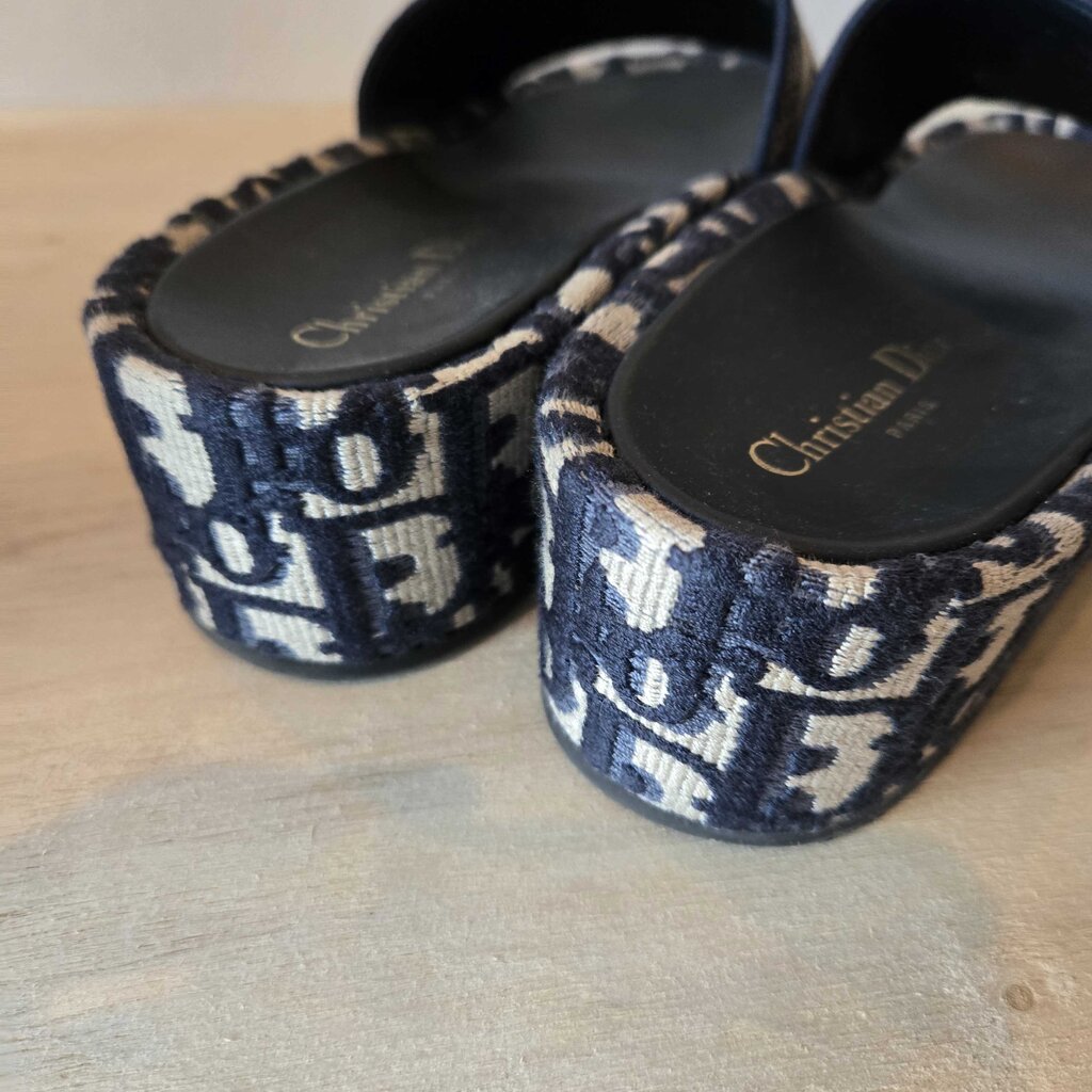 CHRISTIAN DIOR D-WAY SZ 40 = 9.5/10 retail 890.00