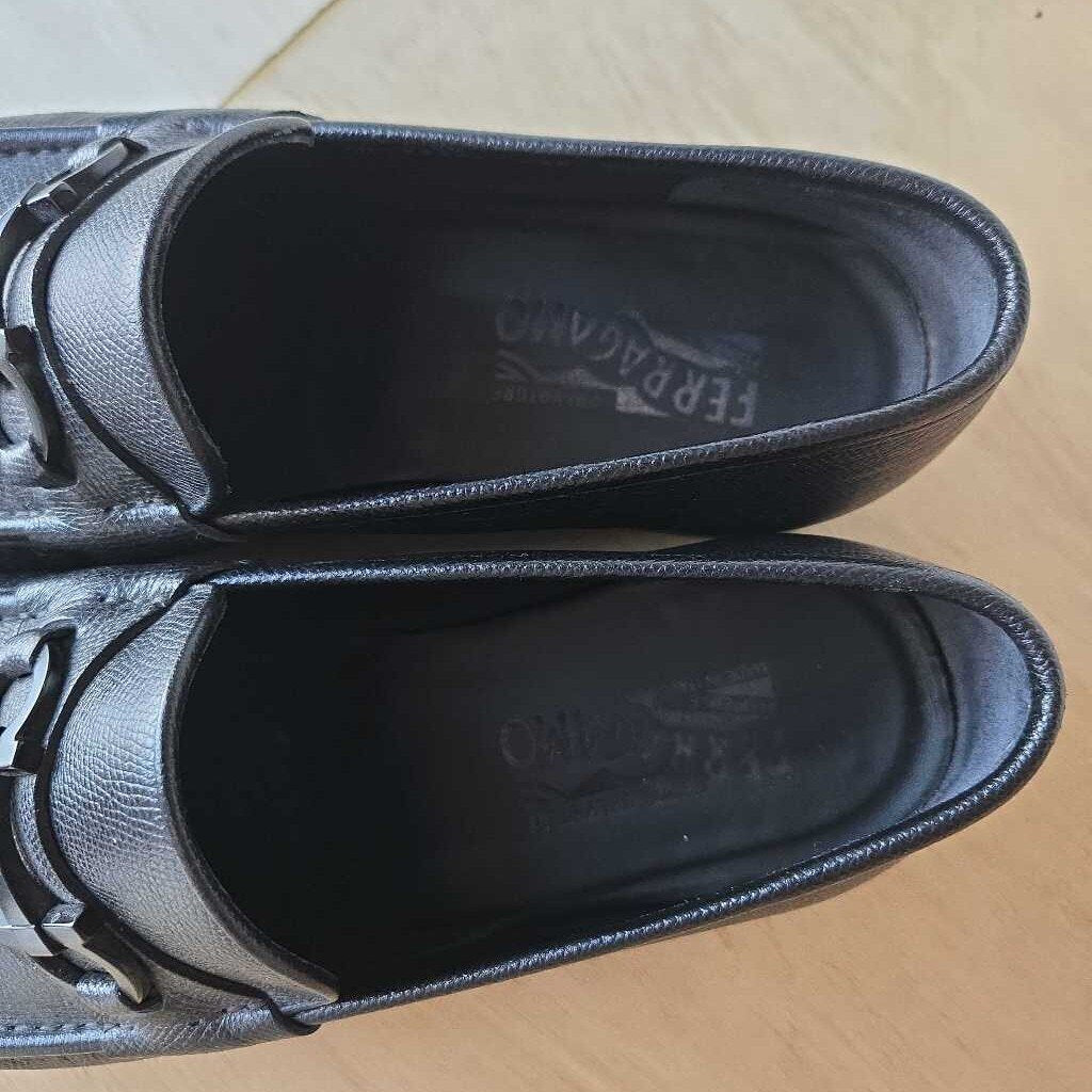 FERRAGAMO GANCINI LOAFER retail 795.00 SZ 9.5 EEE