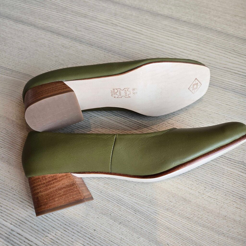 HUMA BLANCO LUISA OLIVE SZ 40 = 9.5/10 retail 270.00