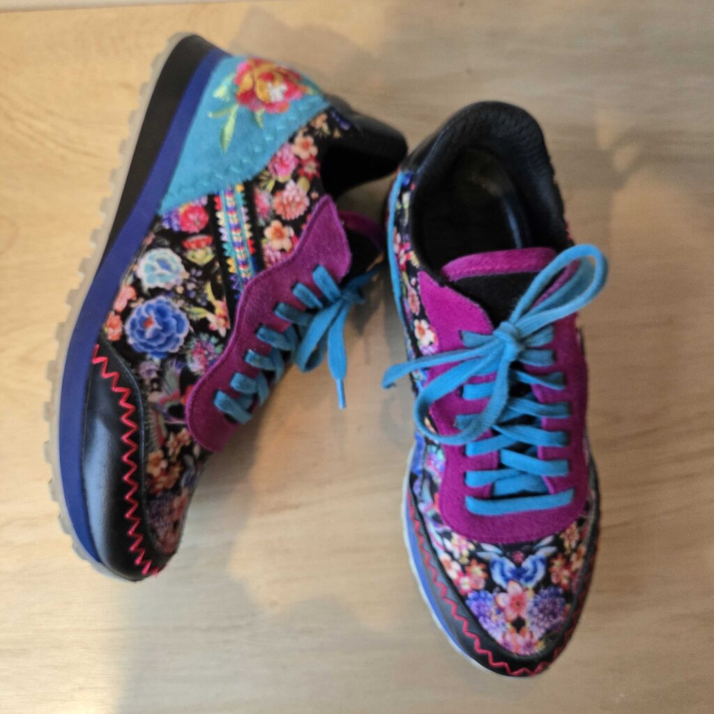 JOHNNY WAS KEYA SNEAKER SZ 39 = 8/8.5 retail 288.00.00