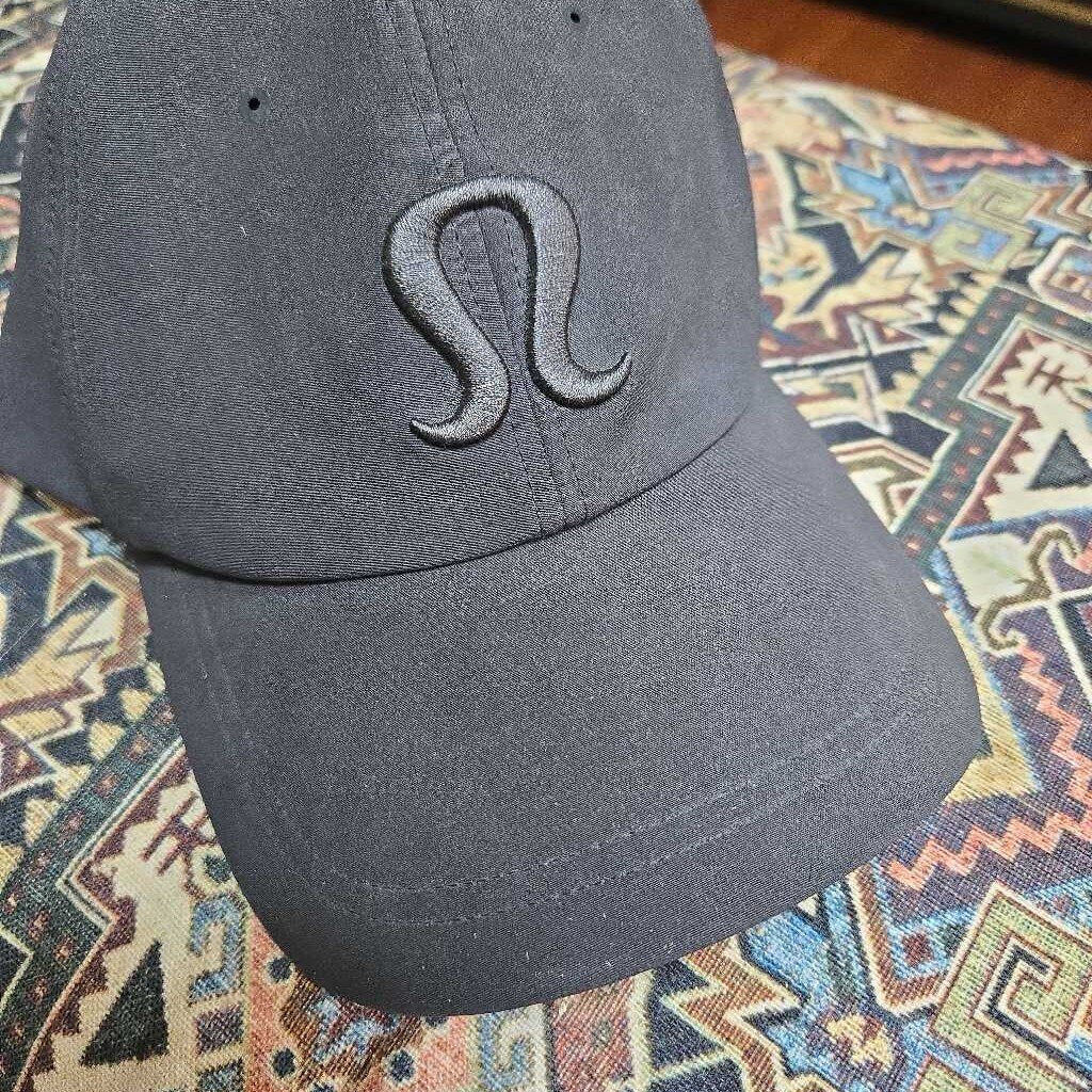 LULULEMON HAT