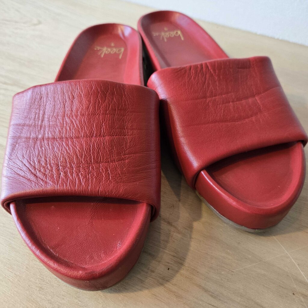 BEEK PELICAN NOMAD SZ 9 retail 280.00