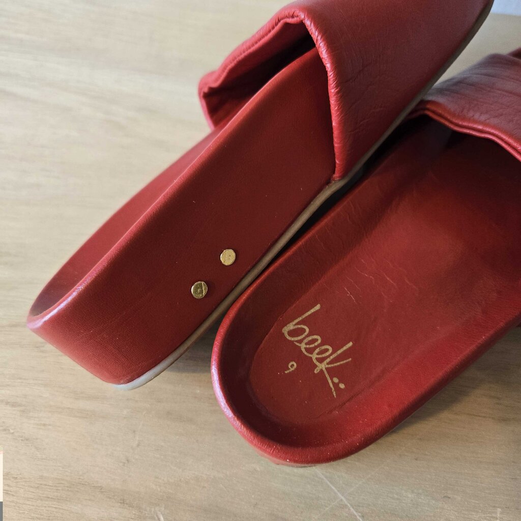 BEEK PELICAN NOMAD SZ 9 retail 280.00