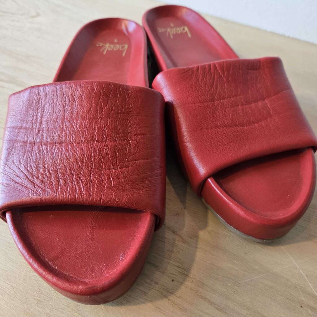 BEEK PELICAN NOMAD SZ 9 retail 280.00
