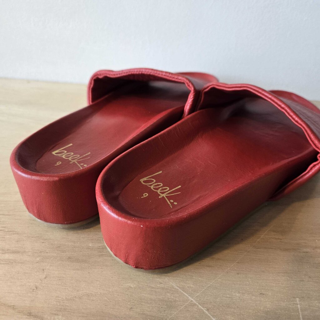 BEEK PELICAN NOMAD SZ 9 retail 280.00