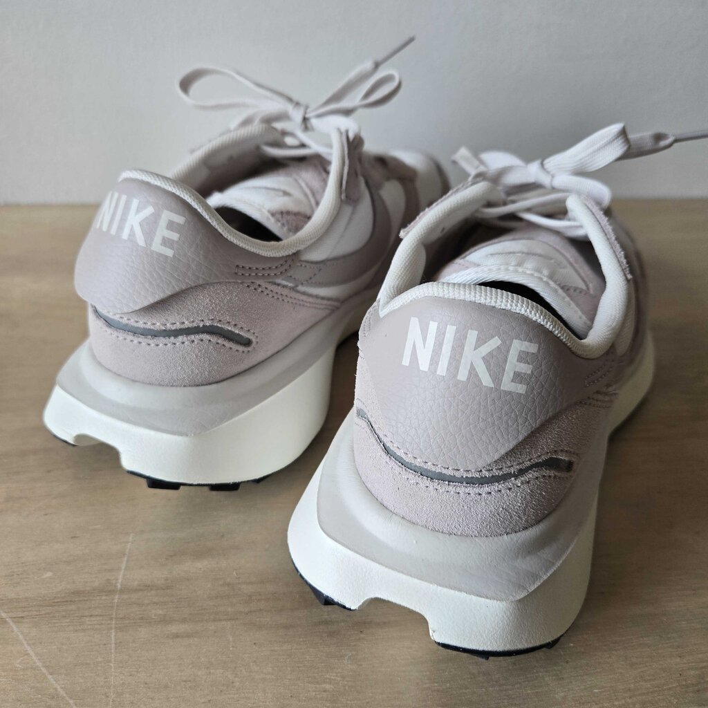 NIKE PHOENIX SZ 8.5