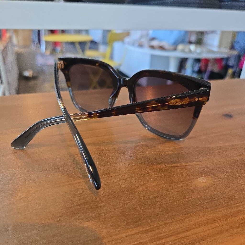 TOMAS NATASHA retail 130.00 sunnies
