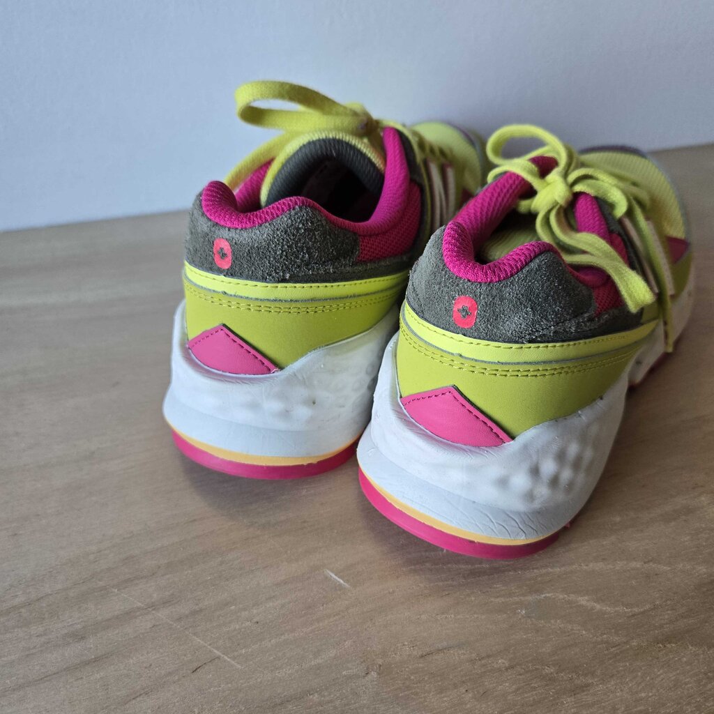 FIGS x NEW BALANCE SZ 6