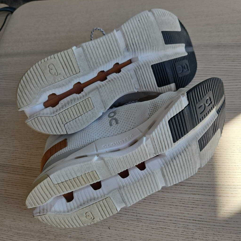 ON CLOUD SZ 9.5 retail 169.00
