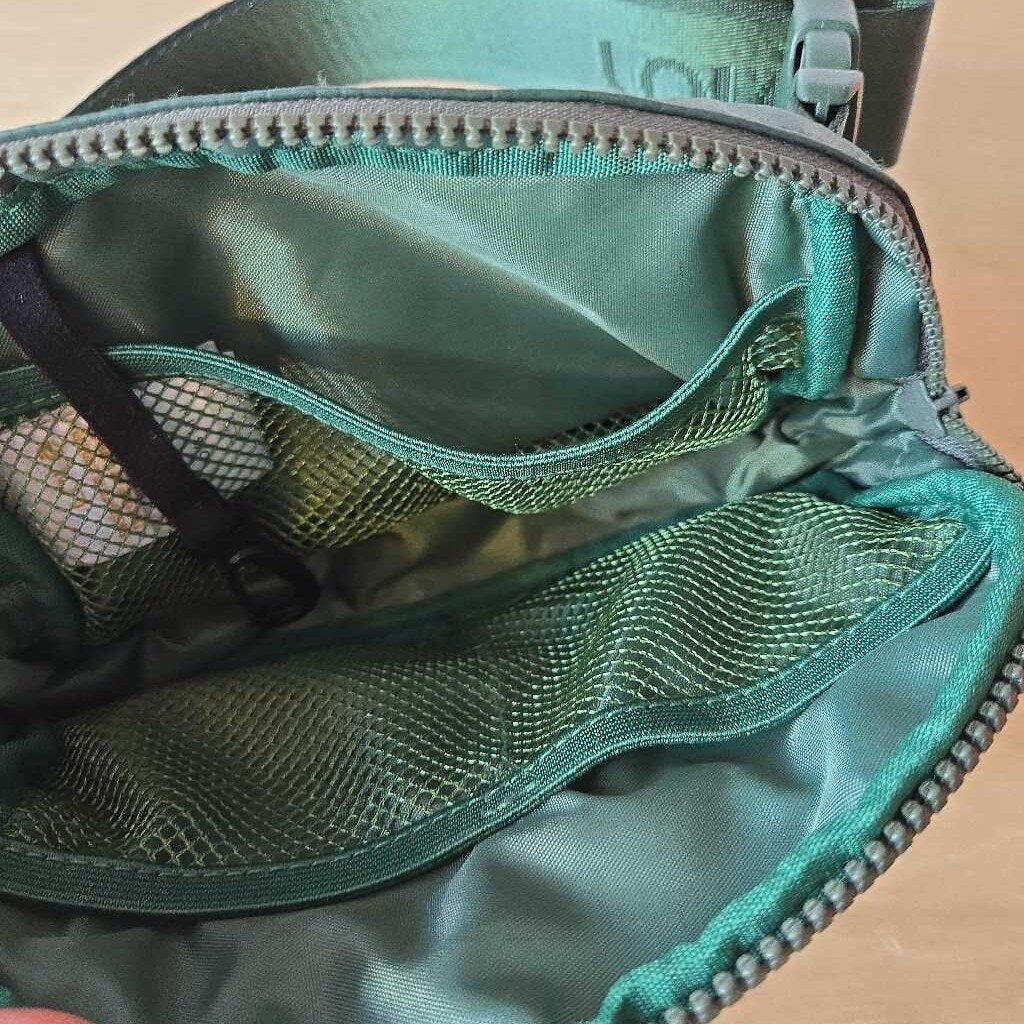 LOLE QUILTED GREEN SLING