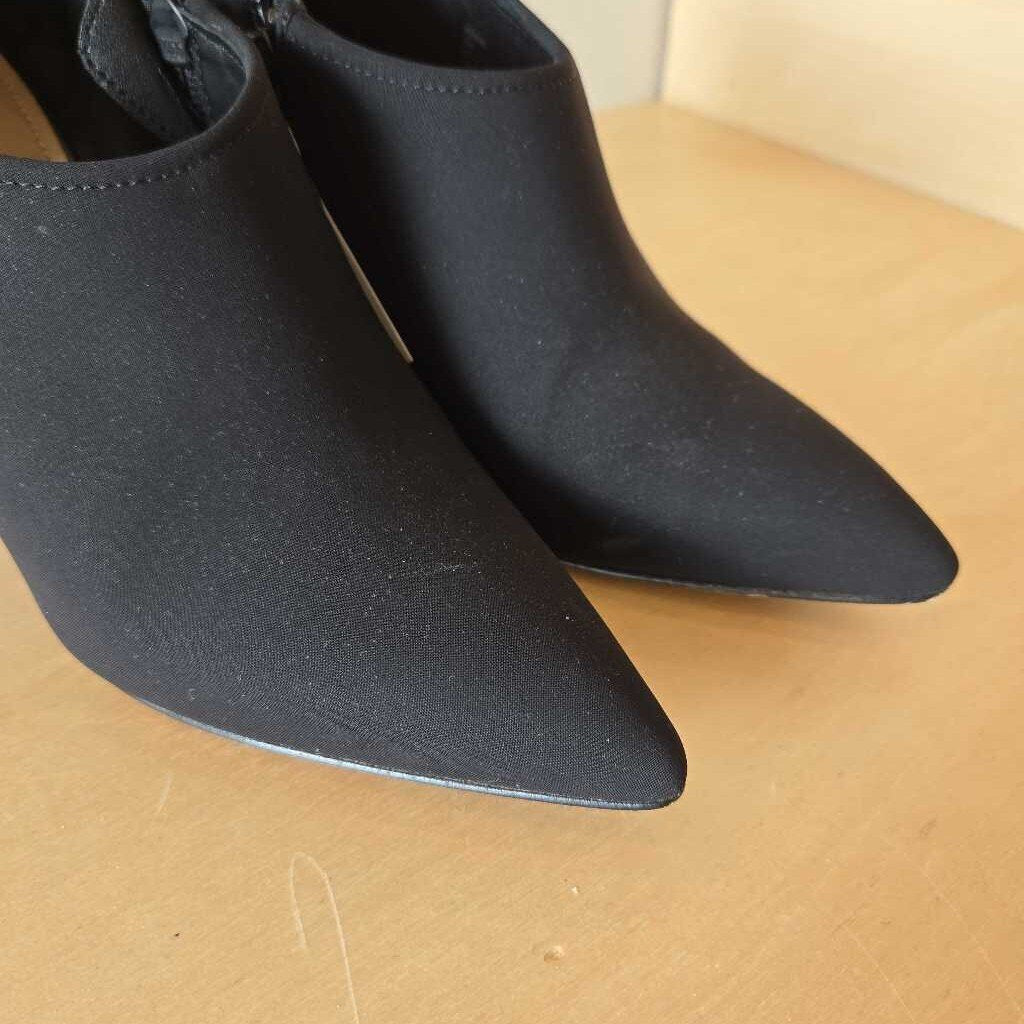 DONALD PLINER SZ 8