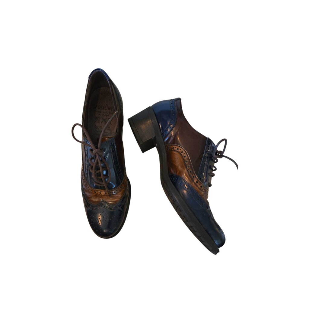 WONDERS SZ 40 = 8.5/9 retail 220.00