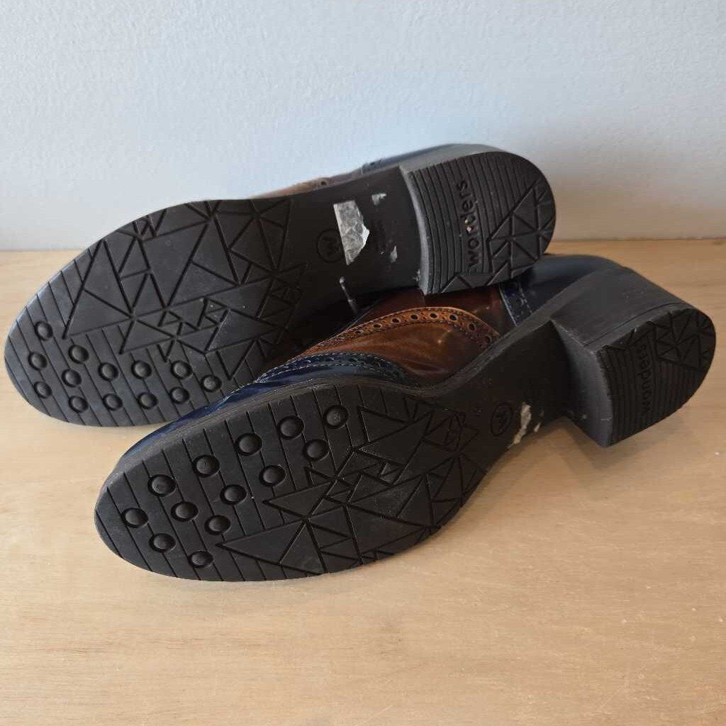 WONDERS SZ 40 = 8.5/9 retail 220.00