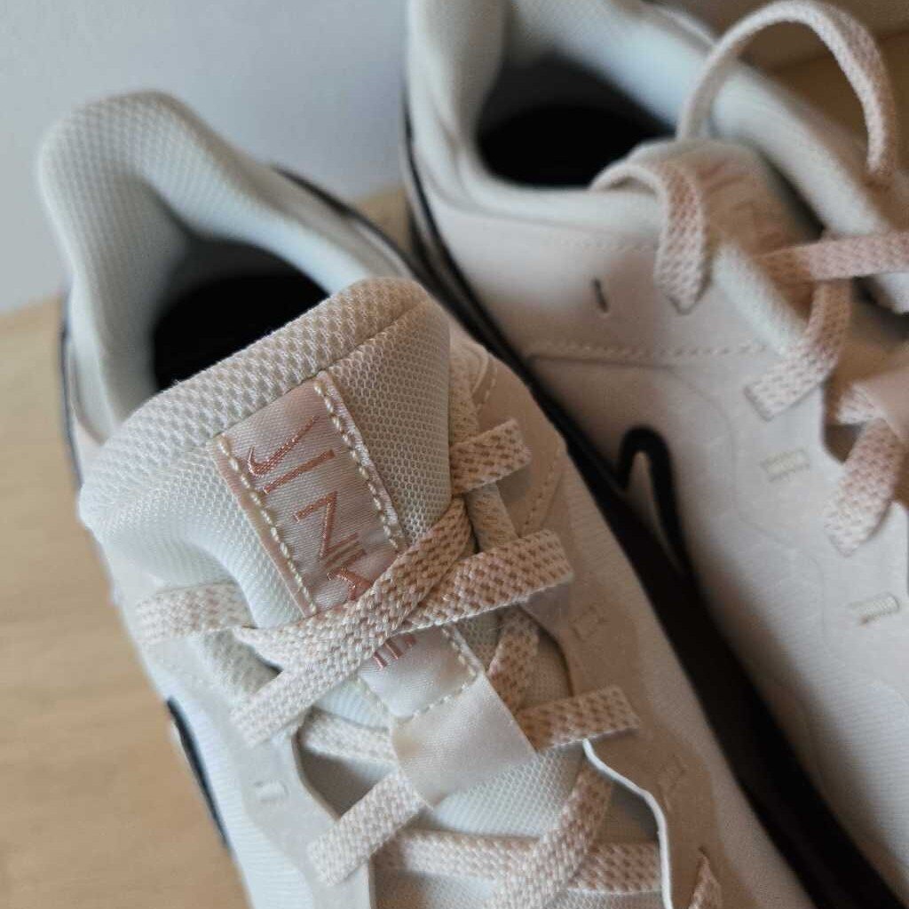 NIKE new SZ 8