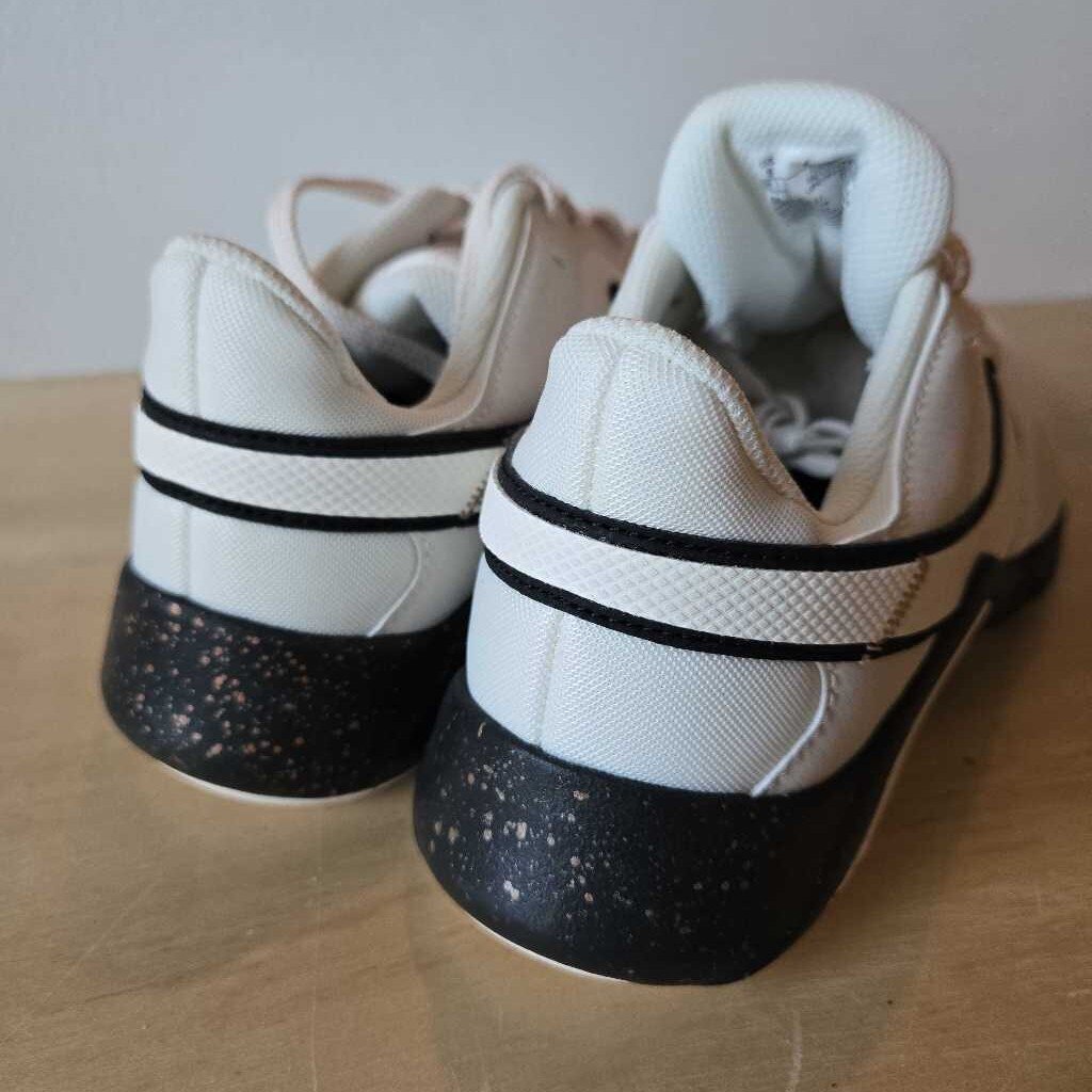 NIKE new SZ 8