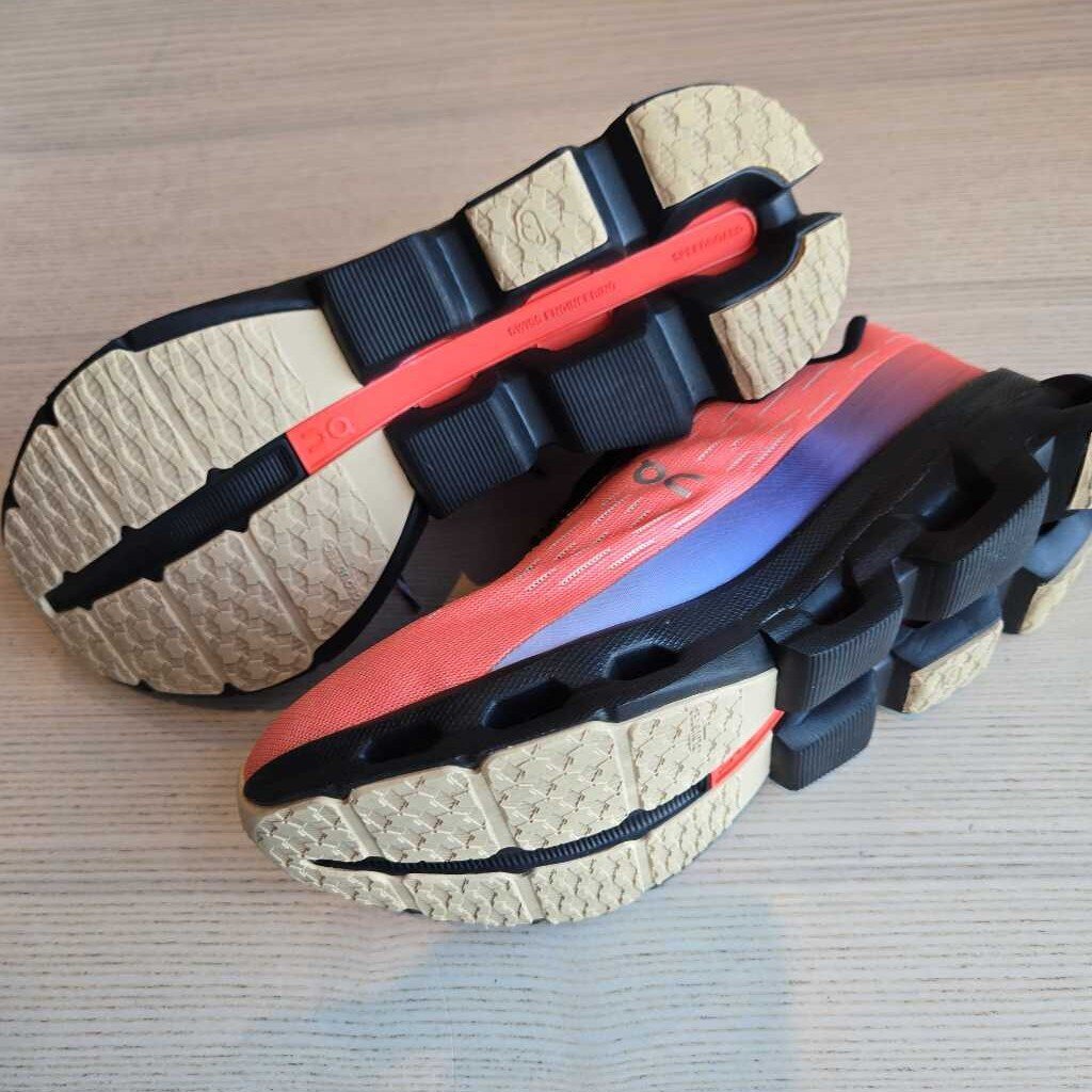 ON CLOUDSPARK SZ 8.5 retail 170.00
