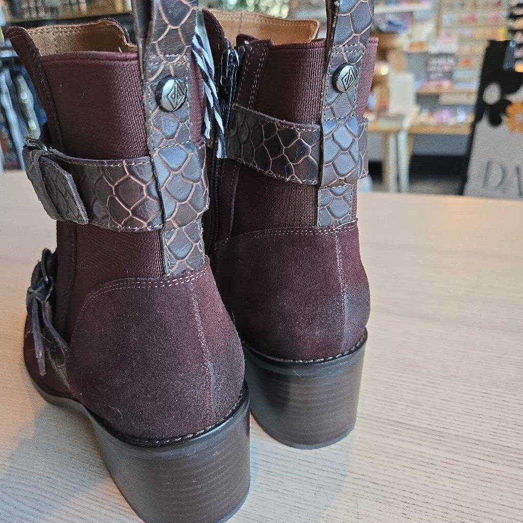 DONALD PLINER DAHLIN SZ 8.5 retail 288.00