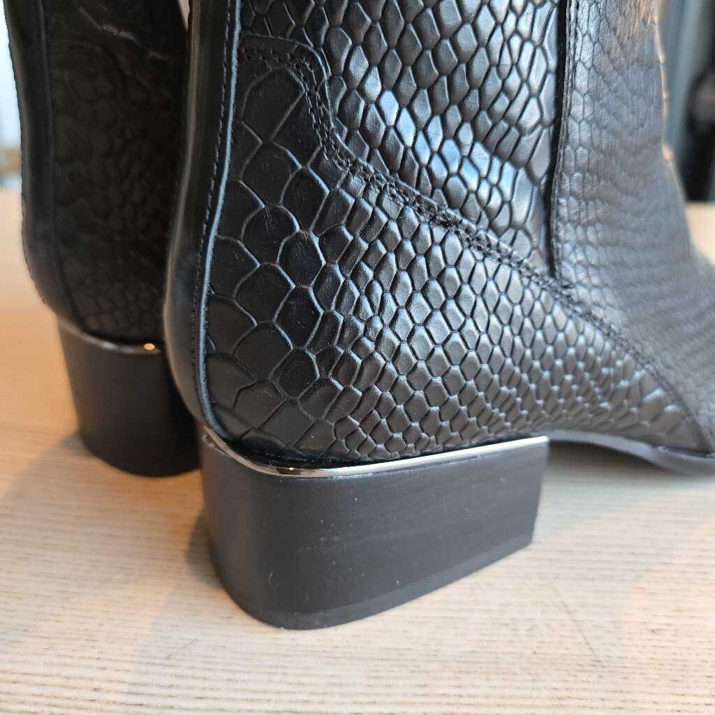 DONALD PLINER AZIA SZ 8.5 retail 288.00