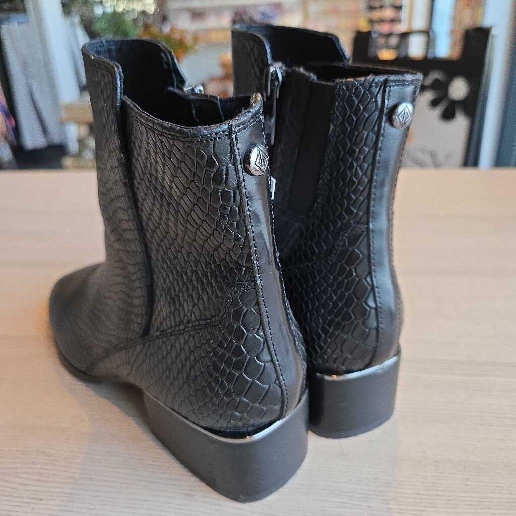 DONALD PLINER AZIA SZ 8.5 retail 288.00