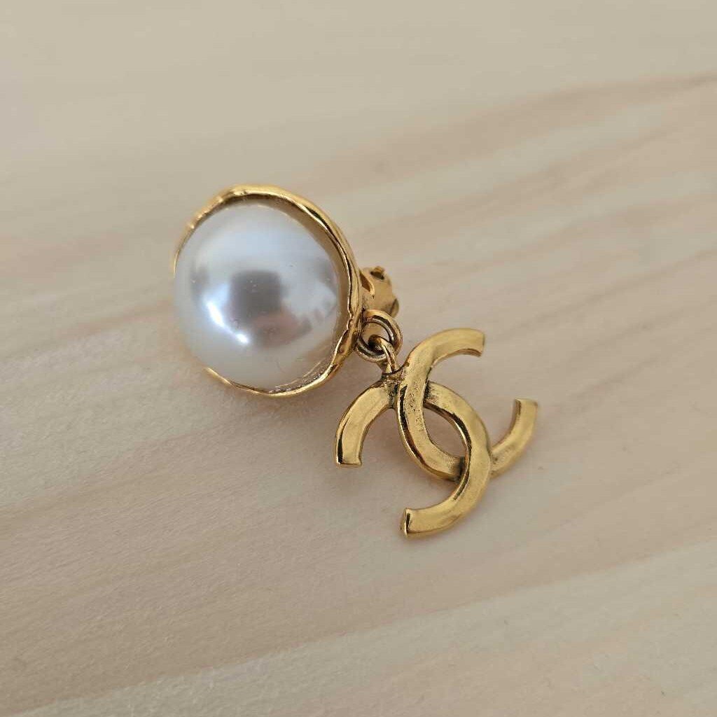 vintage CHANEL CLIP earrings
