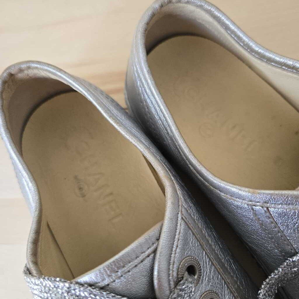 CHANEL SILVER SNEAKER SZ 41 = 9/10