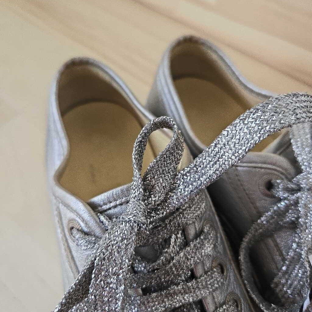 CHANEL SILVER SNEAKER SZ 41 = 9/10