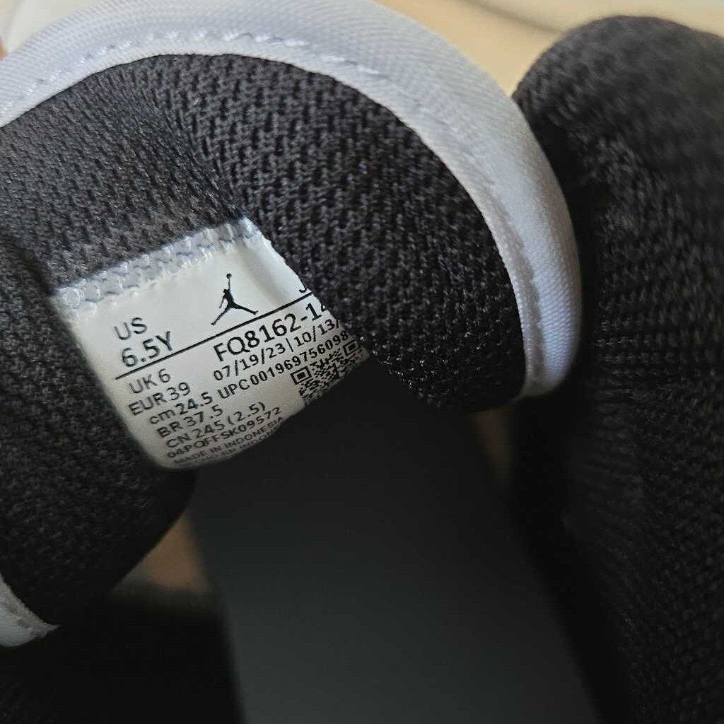 AIR JORDAN 1 MID SZ 6.5 YOUTH = 8 - 8.5