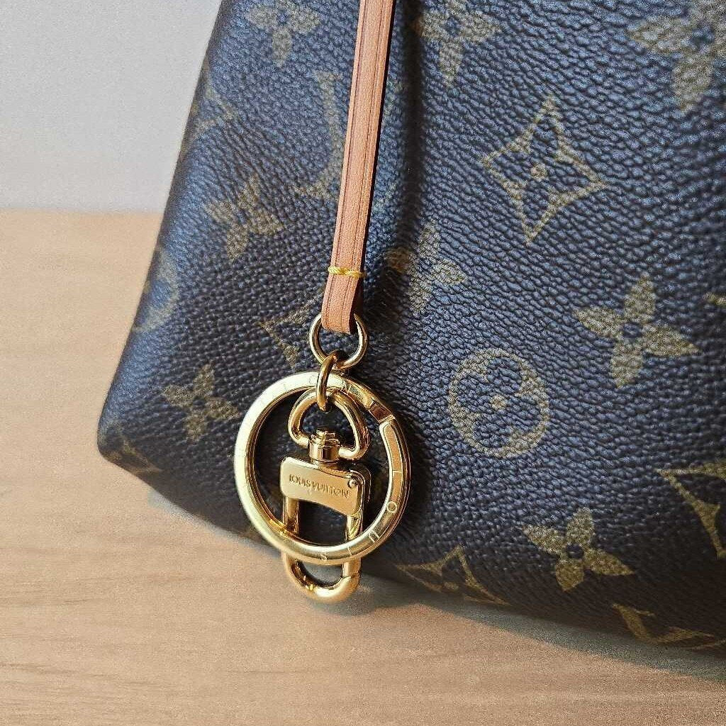 LOUIS VUITTON ARTSY MM brand new