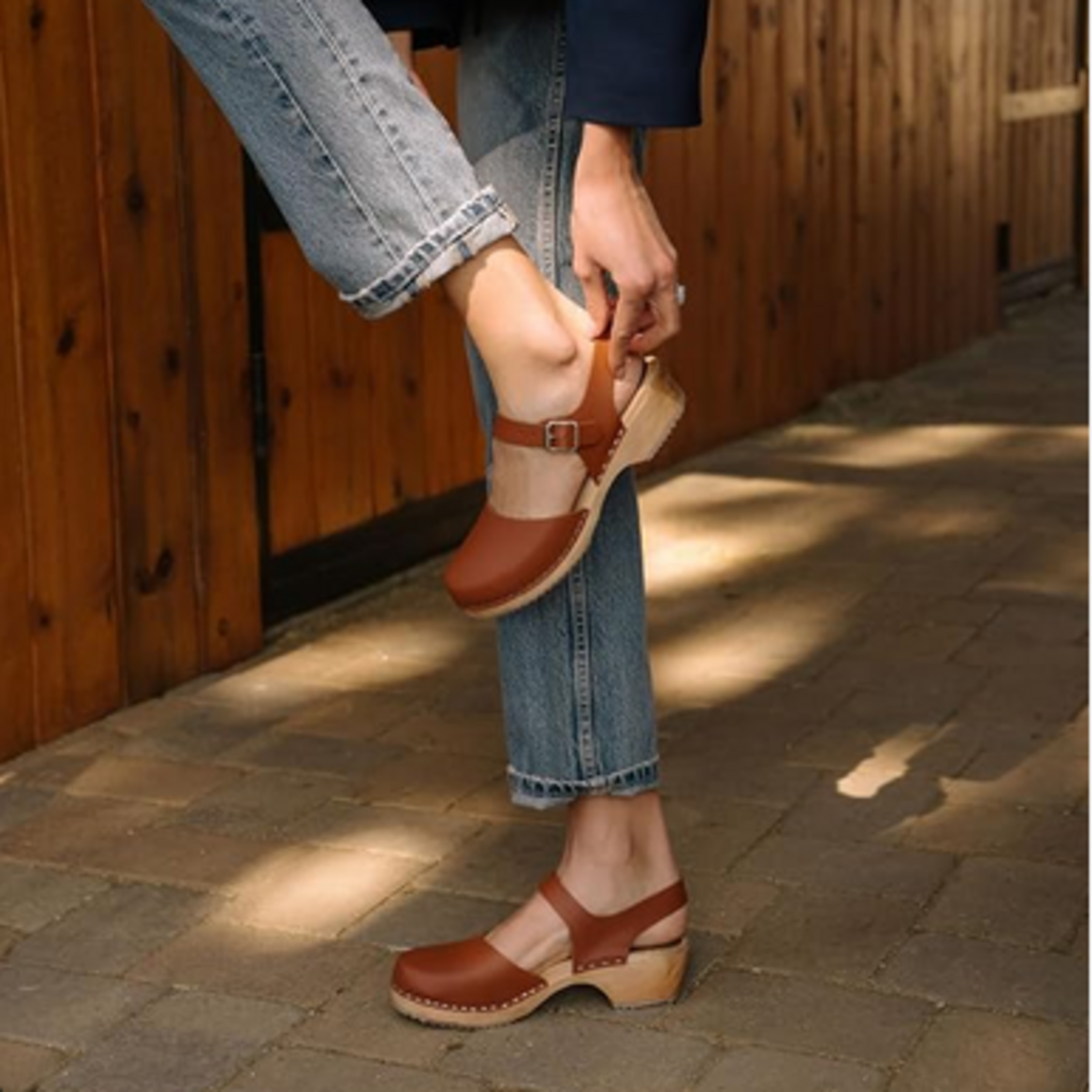 MIA SOFIA CLOG SZ 38 = 7.5/8