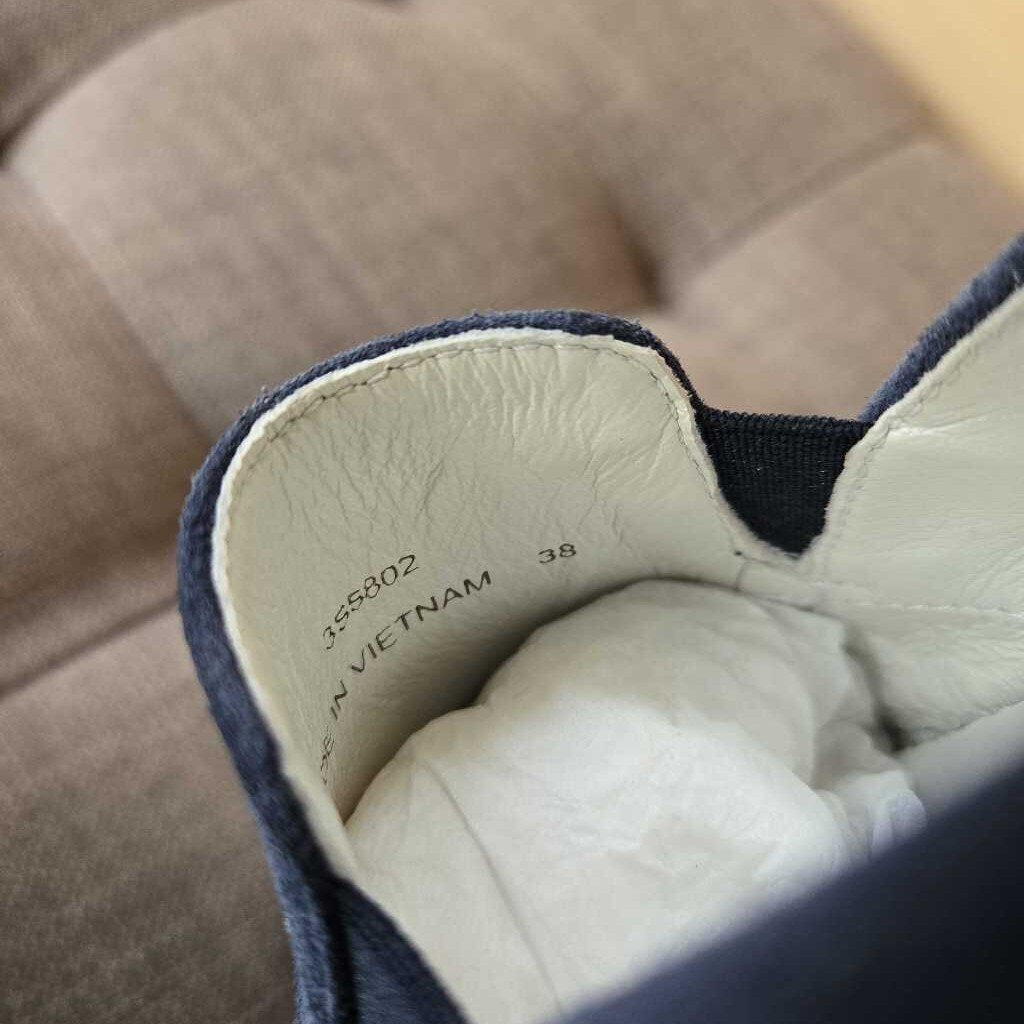 PRADA NAVY SUEDE SZ 38 = 7.5/8