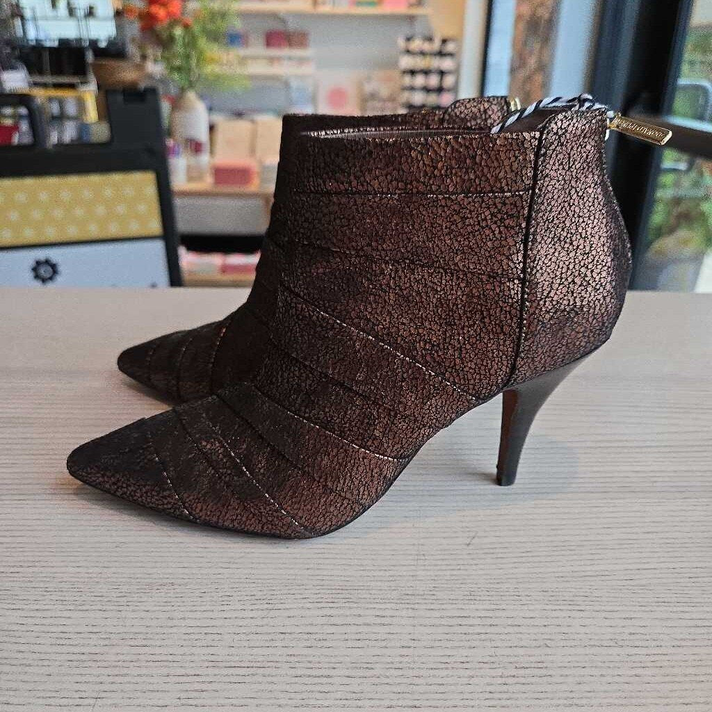 DONALD PLINER retail 268.00 SZ 7