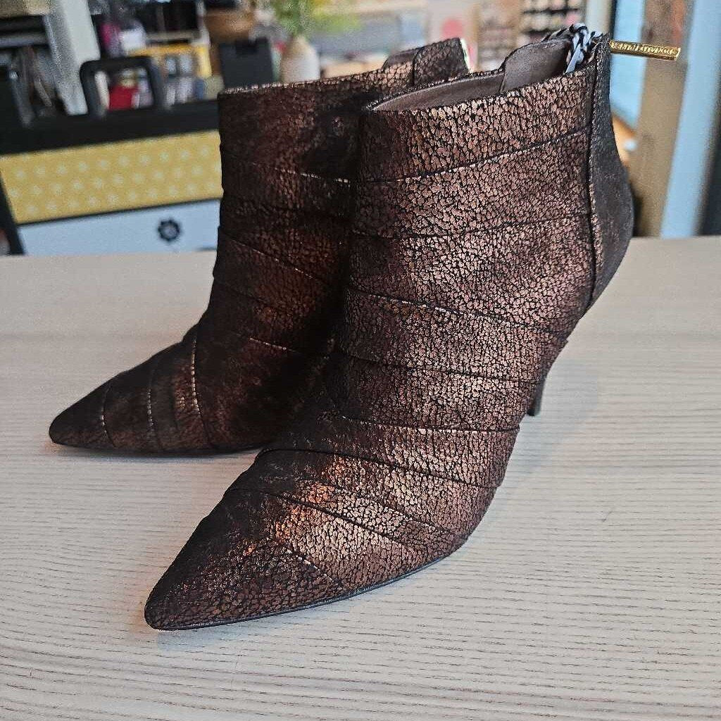 DONALD PLINER retail 268.00 SZ 7