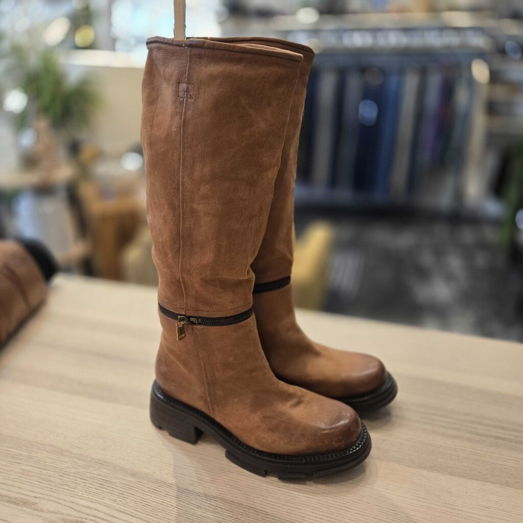 A.S. 98 LARRIE SZ 40 = 9/9.5 retail 368.00