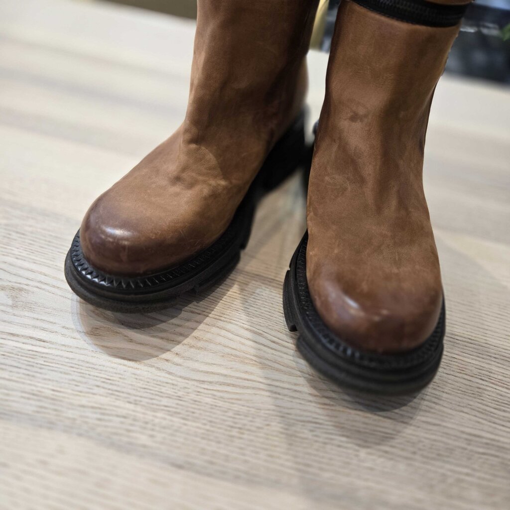 A.S. 98 LARRIE SZ 40 = 9/9.5 retail 368.00