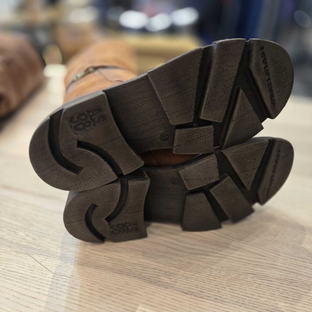 A.S. 98 LARRIE SZ 40 = 9/9.5 retail 368.00