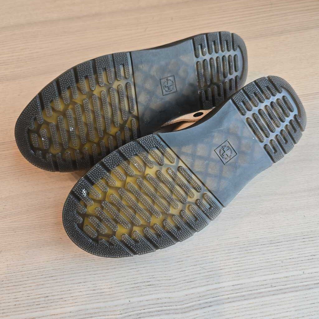 DOC MARTENS CARLSON SLING SZ 9