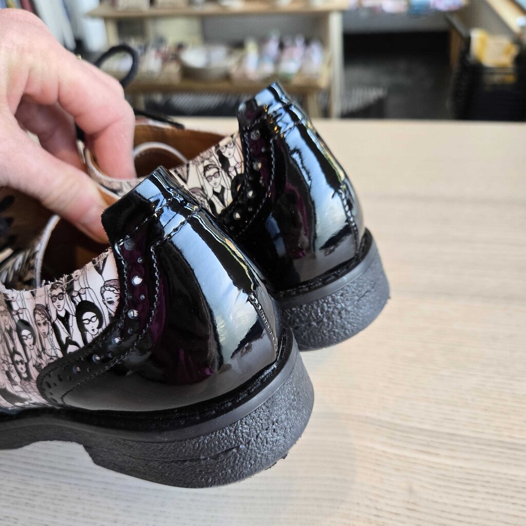 EMBASSY LONDON retail 235.00 SZ 41 = 9.5/10