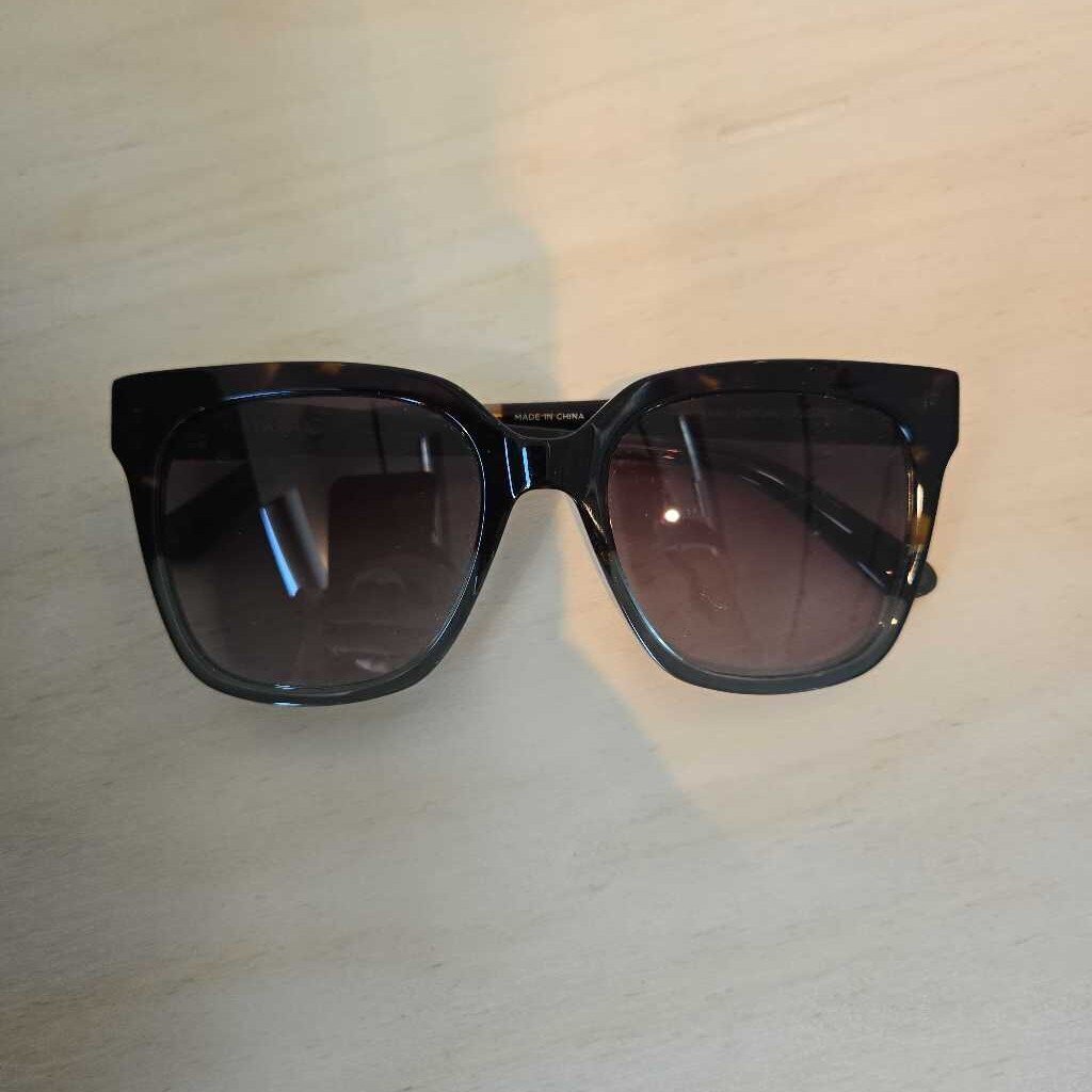 TOMAS NATASHA retail 130.00 sunnies