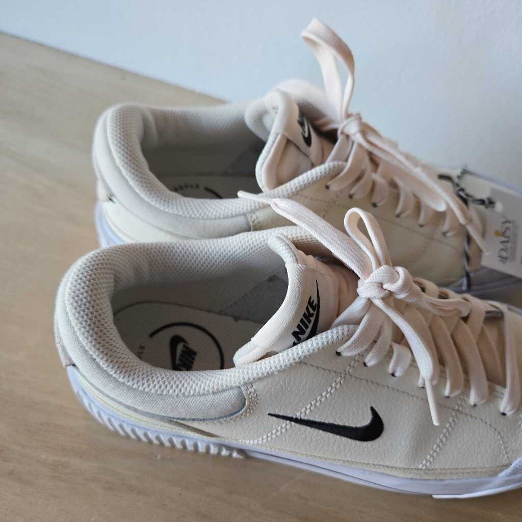 NIKE COURT LEGACY SZ 7.5
