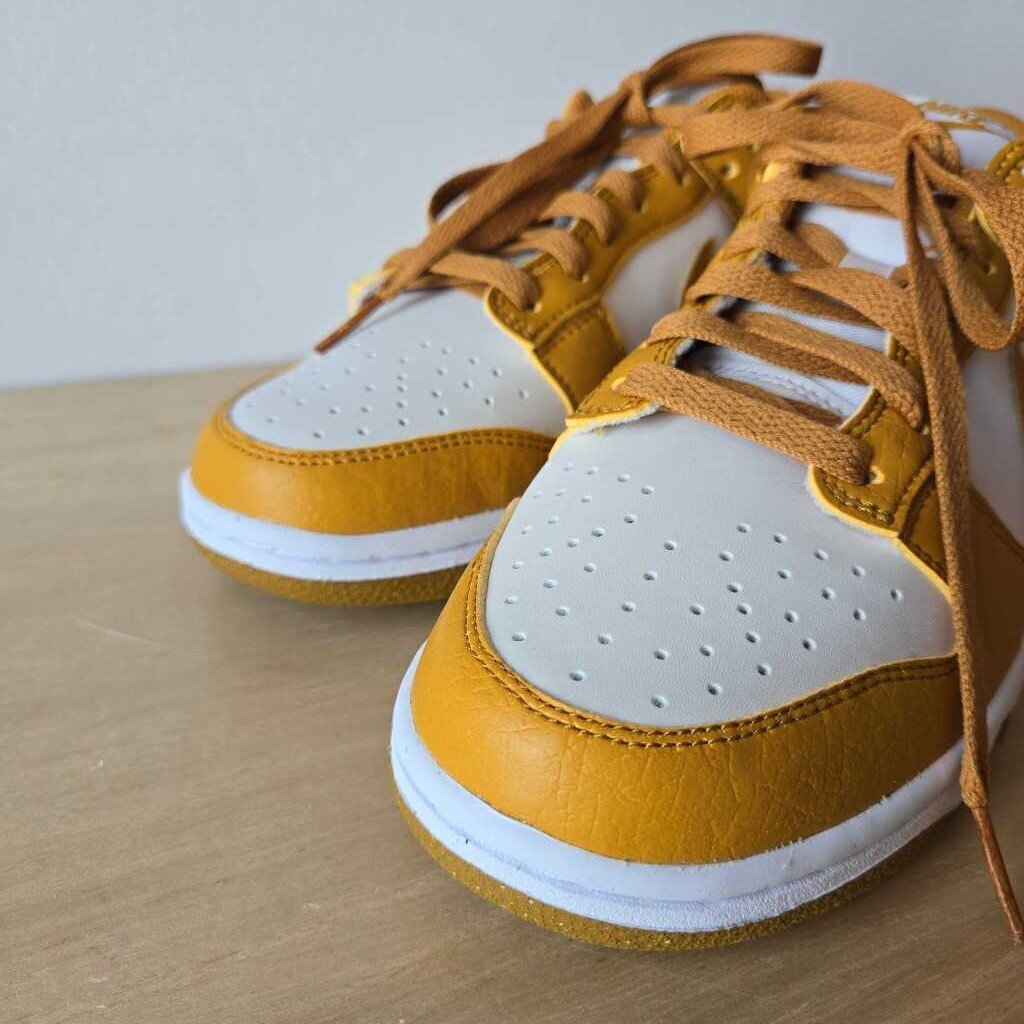 NIKE DUNK LOW SZ 7.5 retail 120.00