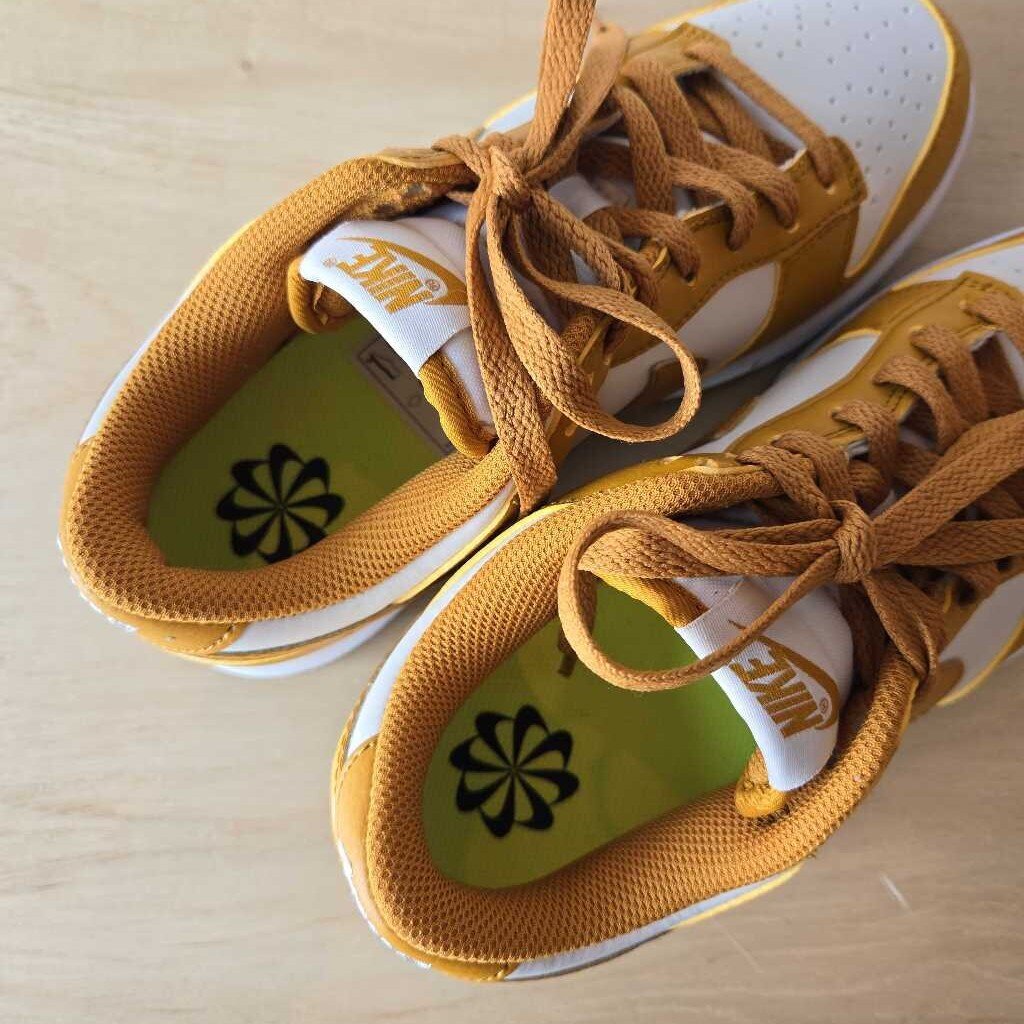 NIKE DUNK LOW SZ 7.5 retail 120.00