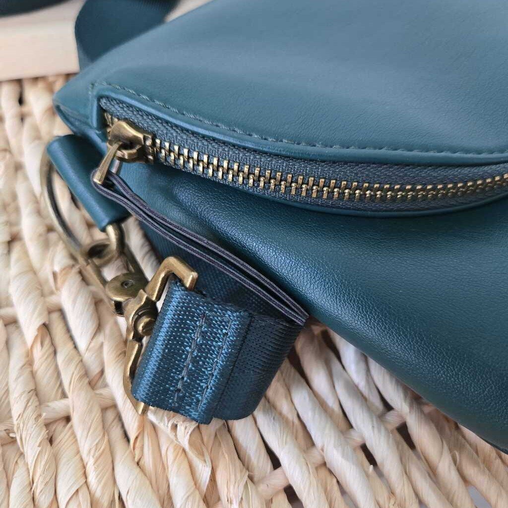 GREEN CROSSBODY extra strap inside ;-)