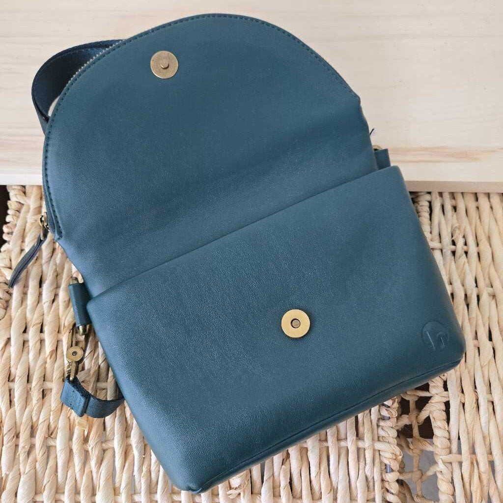GREEN CROSSBODY extra strap inside ;-)