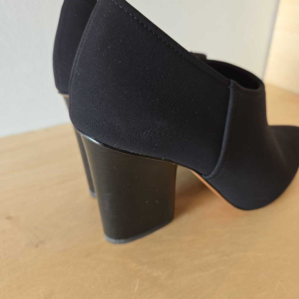 DONALD PLINER SZ 8