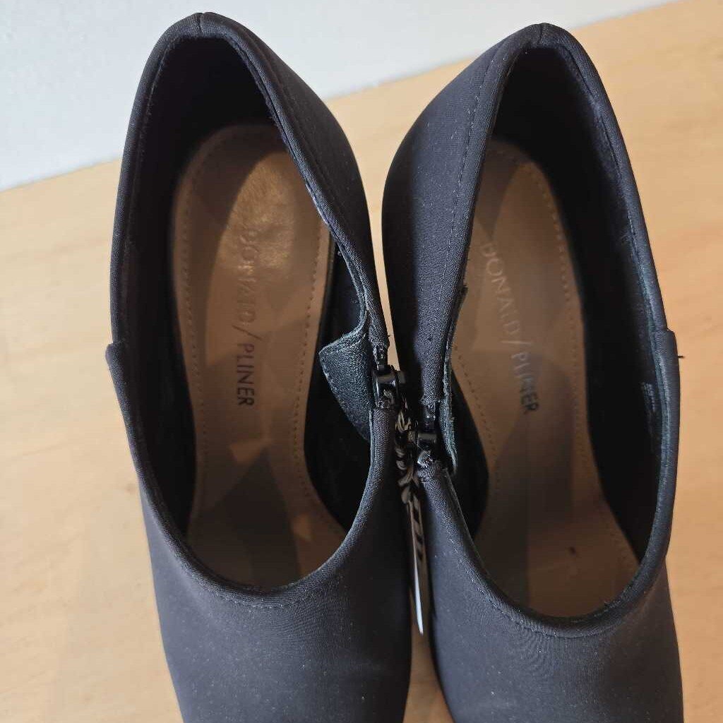 DONALD PLINER SZ 8