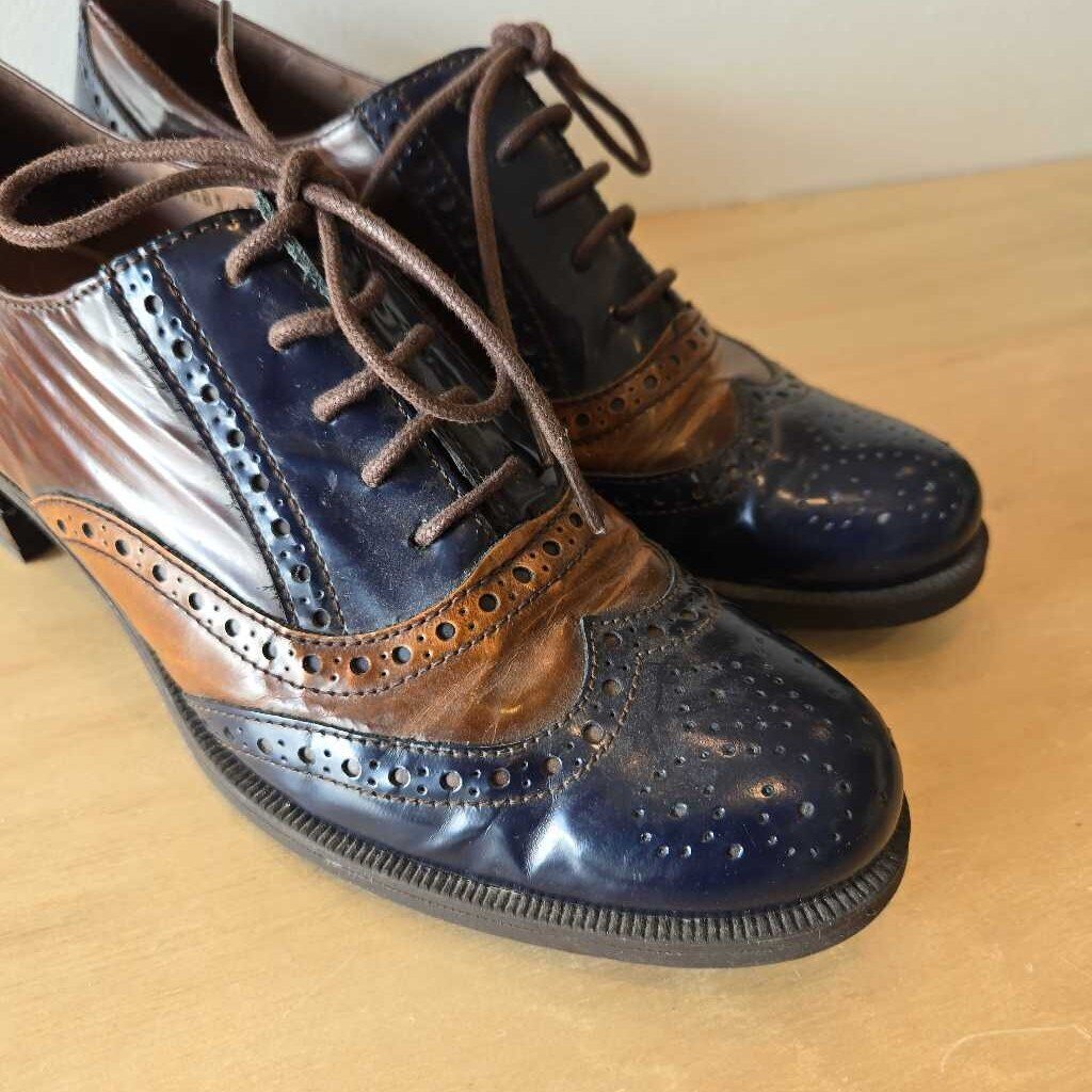 WONDERS SZ 40 = 8.5/9 retail 220.00