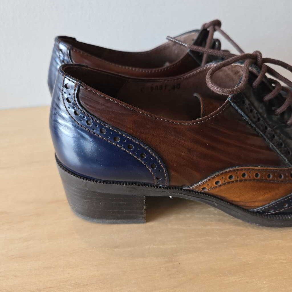 WONDERS SZ 40 = 8.5/9 retail 220.00