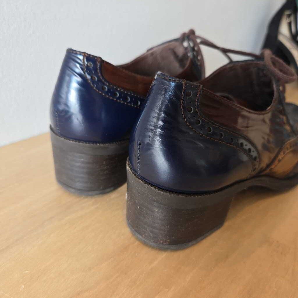 WONDERS SZ 40 = 8.5/9 retail 220.00