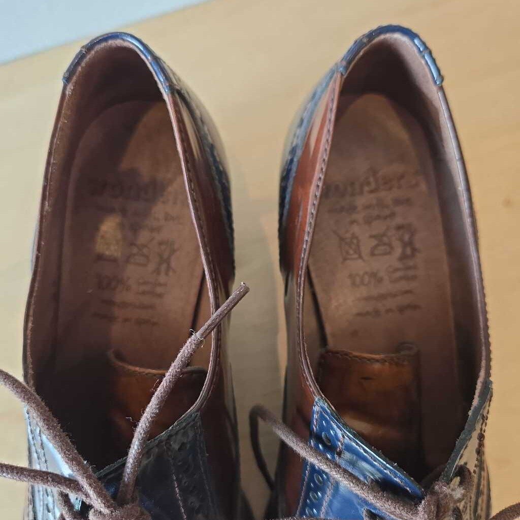 WONDERS SZ 40 = 8.5/9 retail 220.00